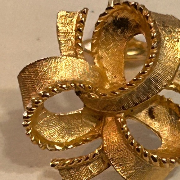 Vintage Trifari earrings - Picture 8 of 11